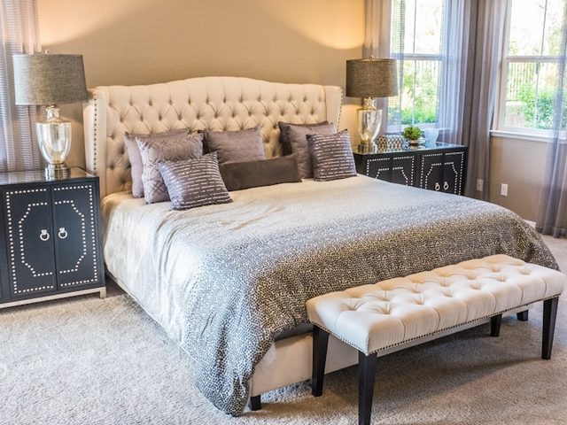 Cama Queen com cabeceira estofada